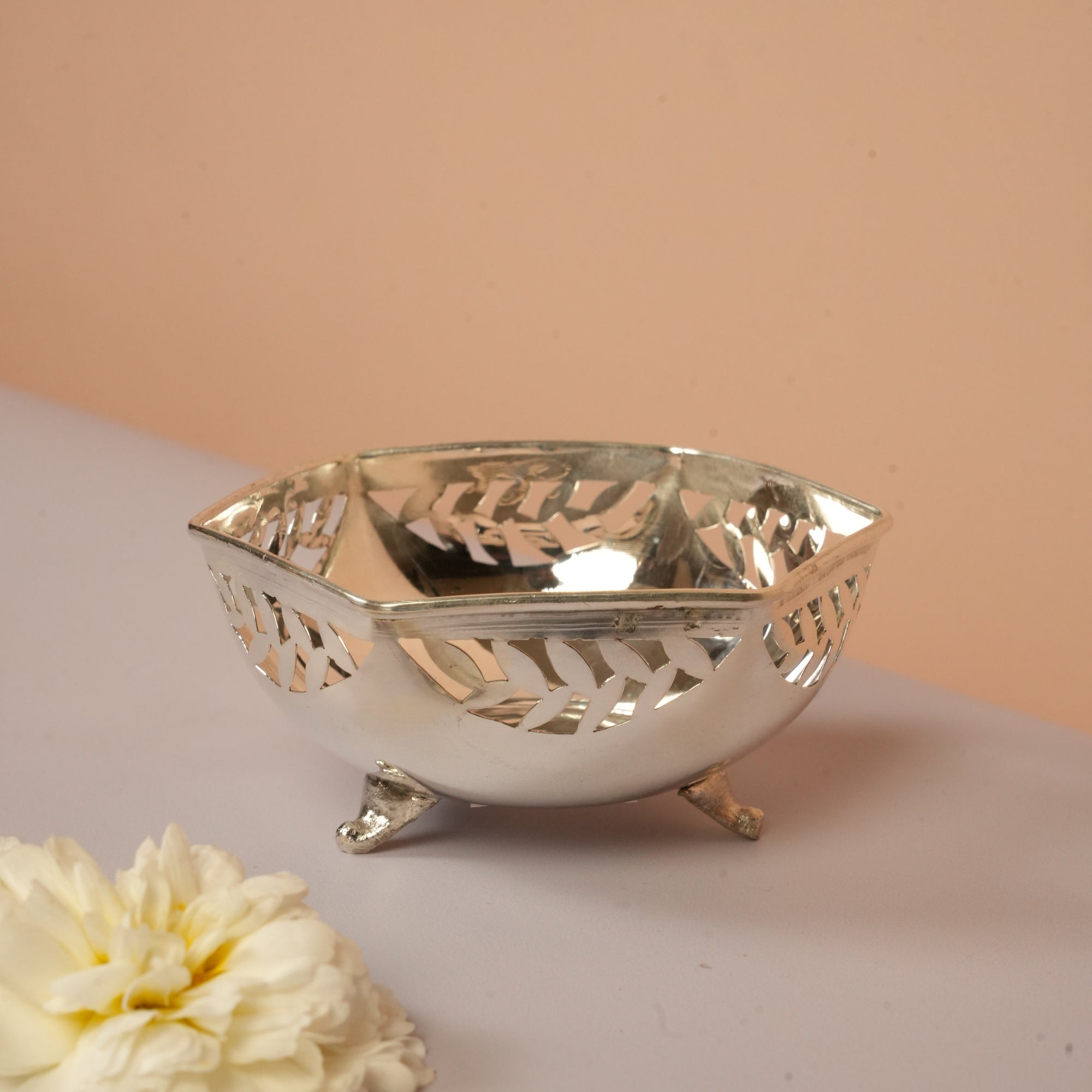 Hexa Cut Bowl with stands